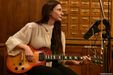 Renar playing guitar