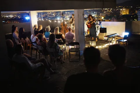 Rooftop sessions with Sara Renar